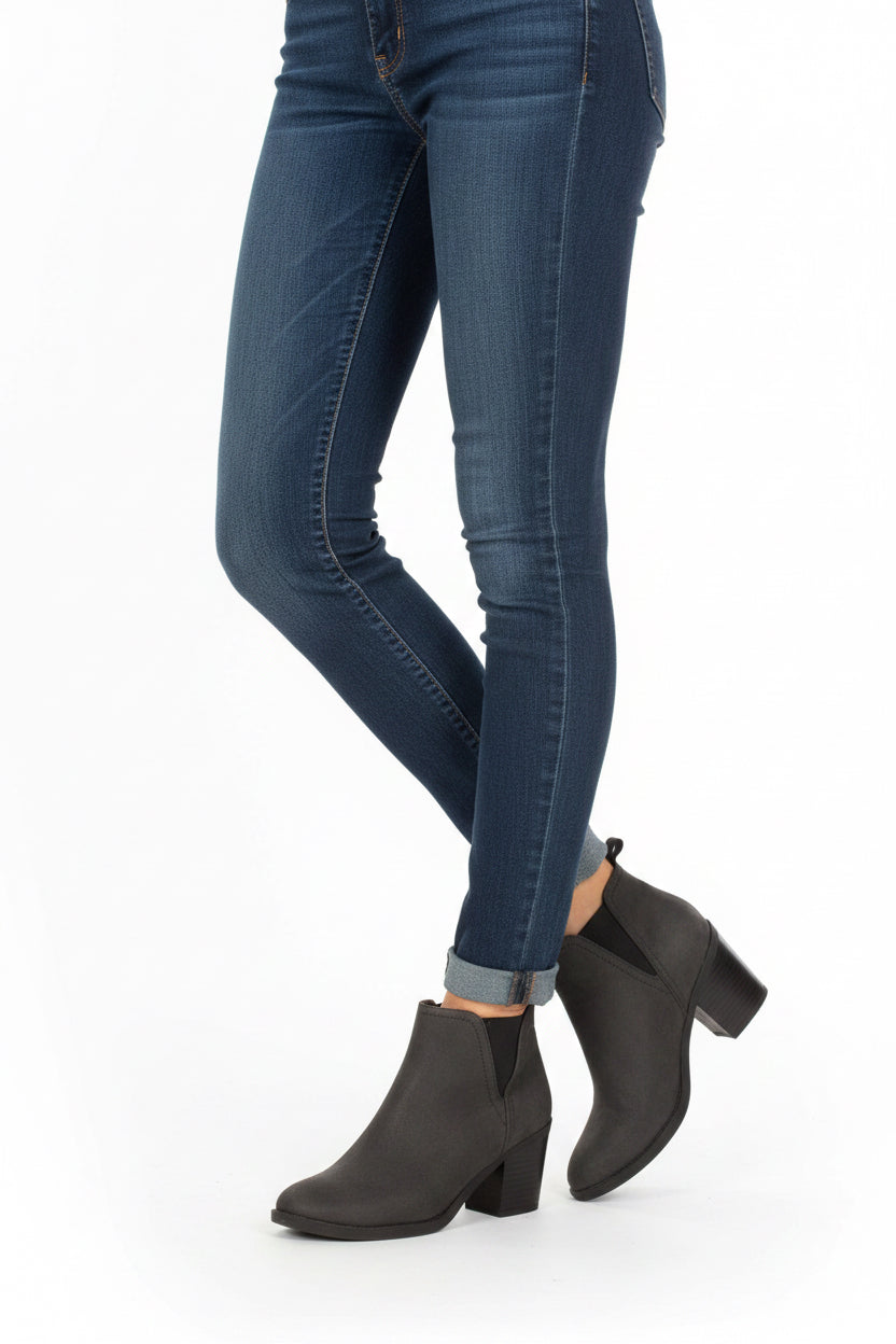 ZBY blk boots/size 8|261