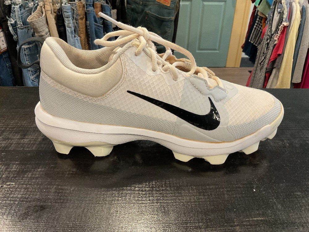 NIKE cleats size 7.5|235